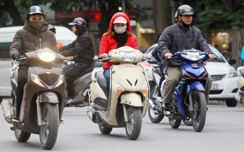 L&uacute;c 6h s&aacute;ng nay, tại H&agrave; Nội, nhiệt độ ngo&agrave;i trời đo được l&agrave; 10,4 độ C. Như vậy l&agrave; Thủ đ&ocirc; đ&atilde; ch&iacute;nh thức bước qua đợt lạnh s&acirc;u kỷ lục. Tuy nhi&ecirc;n, do trời mưa, c&oacute; gi&oacute;, n&ecirc;n cảm gi&aacute;c r&eacute;t buốt vẫn c&ograve;n rất đậm đ&agrave;. Nhiệt độ cao nhất trong ng&agrave;y h&ocirc;m nay l&agrave; 15 độ C.  Khối m&acirc;y g&acirc;y mưa đ&atilde; ra khỏi địa phận Việt Nam. H&agrave; Nội sẽ c&ograve;n mưa đứt qu&atilde;ng trong ng&agrave;y h&ocirc;m nay. Dự b&aacute;o từ tối v&agrave; đ&ecirc;m nay mưa sẽ tạnh. Ng&agrave;y mai, H&agrave; Nội ấm hơn, tạnh r&aacute;o.  Dự b&aacute;o thời tiết H&agrave; Nội 10 ng&agrave;y tới: Trong hai ng&agrave;y cuối tuần, nền nhiệt H&agrave; Nội tiếp tục nh&iacute;ch l&ecirc;n, đến ng&agrave;y chủ nhật 31/1 trời kh&aacute; ấm, l&uacute;c cao nhất trong ng&agrave;y c&oacute; thể l&ecirc;n tới 22 độ C. Trong tuần sau đ&oacute;, H&agrave; Nội đ&oacute;n th&ecirc;m đợt kh&ocirc;ng kh&iacute; lạnh bổ sung, trời kh&ocirc;ng mưa hoặc c&oacute; thể c&oacute; l&uacute;c mưa nhỏ, nhưng nhiều m&acirc;y, &acirc;m u. Nền nhiệt lại giảm nhẹ, ng&agrave;y lạnh nhất c&oacute; thể xấp xỉ 10 độ C. Kiểu thời tiết n&agrave;y sẽ duy tr&igrave; đến s&aacute;t Tết Nguy&ecirc;n đ&aacute;n B&iacute;nh Th&acirc;n.