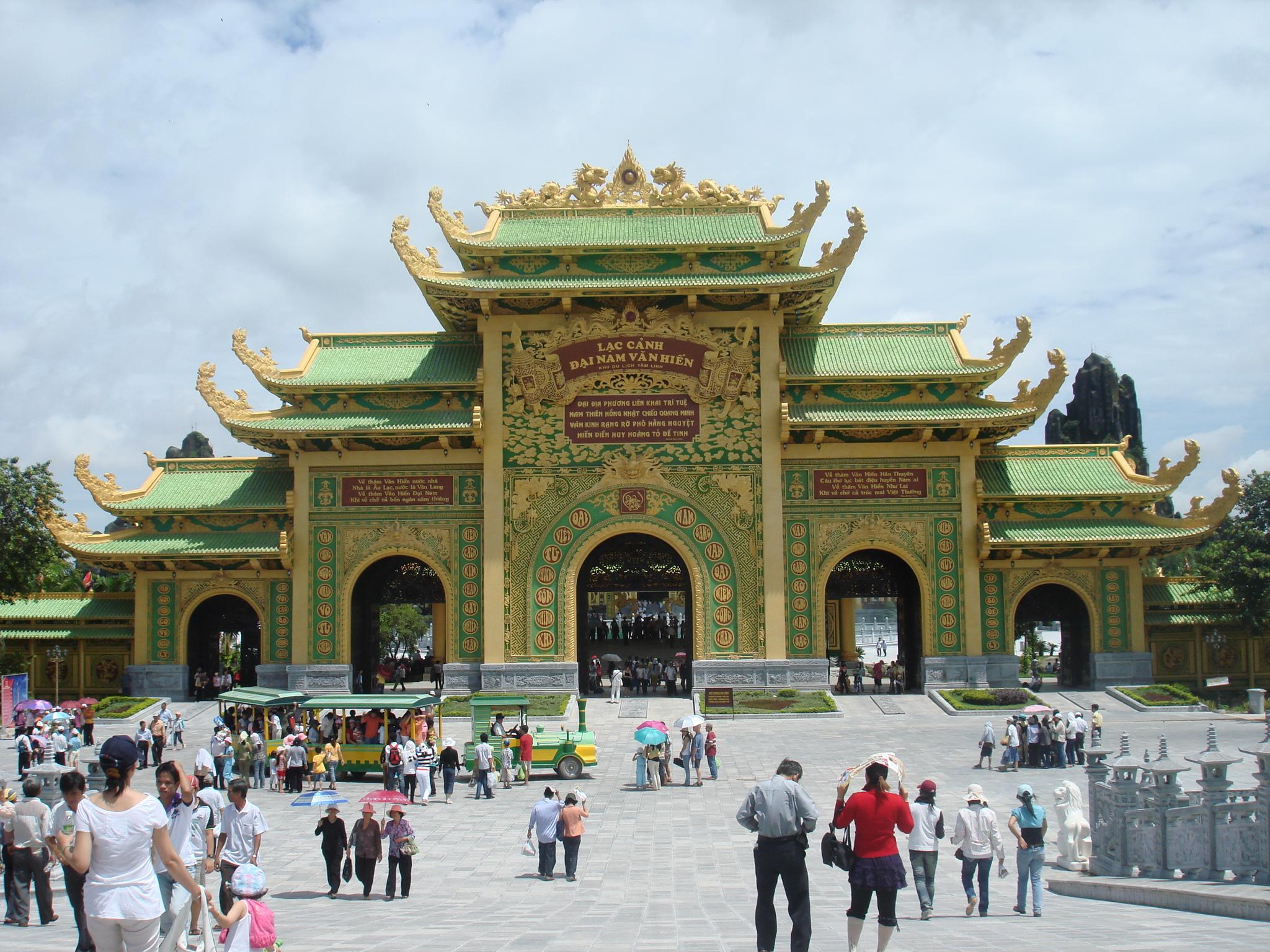 Đại gia Dũng l&ograve; v&ocirc;i cho rằng, gỗ bị nghi bu&ocirc;n lậu l&agrave; đầu thừa, đu&ocirc;i thẹo d&ugrave;ng kh&ocirc;ng hết sau khi x&acirc;y dựng khu du lịch Đại Nam