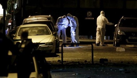 C&aacute;c chuy&ecirc;n gia l&agrave;m việc tại hiện trường vụ đ&aacute;nh bom. (Ảnh: Reuters
