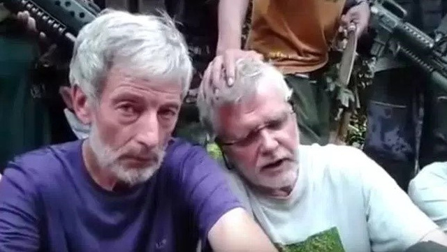 John Ridsdel (phải) trong video đ&ograve;i tiền chuộc của phiến qu&acirc;n. (Ảnh: Globalnews)