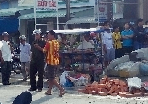 C&ocirc;ng an x&atilde; buộc phải can thiệp để giữ trật tự an ninh 