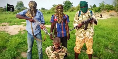 Một cảnh trong video h&agrave;nh quyết của khủng bố Boko Haram