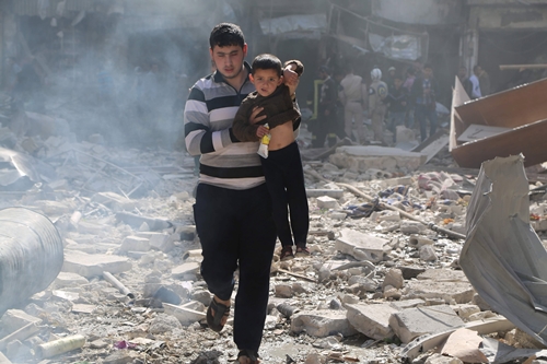 Cảnh đổ n&aacute;t ở quận al-Saliheen, Aleppo sau khi bị thả bom th&ugrave;ng