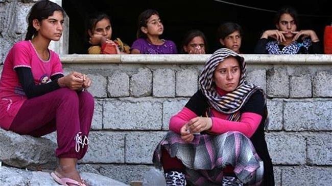 Một nh&oacute;m phụ nữ Izadi ở Iraq chạy trốn khủng bố IS tới thị trấn Sinjar (Iraq)