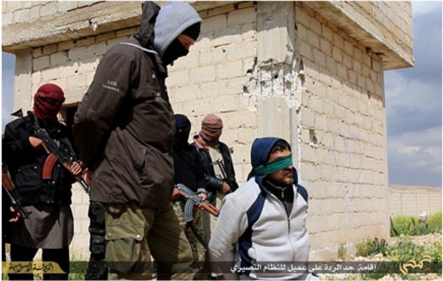 Khủng bố IS c&ocirc;ng khai h&igrave;nh ảnh chặt đầu một người đ&agrave;n &ocirc;ng tại một sa mạc ở Syria