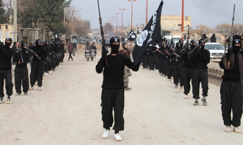 Khủng bố IS diễu h&agrave;nh tr&ecirc;n đường phố Raqqa, Syria