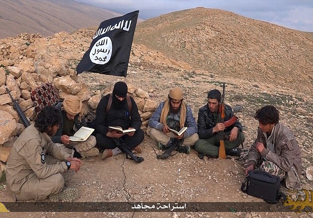 Nh&oacute;m khủng bố IS ngồi đọc kinh Koran trong giờ giải lao 