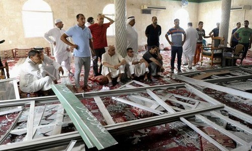 C&aacute;c &ocirc; cửa k&iacute;nh vỡ vụn tại nh&agrave; thờ Hồi gi&aacute;o Imam Ali ở Arab Saudi, nơi h&ocirc;m nay xảy ra vụ đ&aacute;nh bom tự s&aacute;t