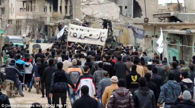 Trước đ&acirc;y, khủng bố IS đ&atilde; từng tung video cho thấy th&agrave;nh phố Raqqa đang hồi sinh