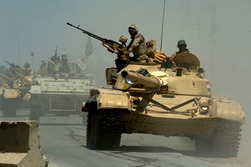 Xe tăng quân đội Iraq di chuyển trên đường cao tốc ở Mushahada, Iraq Xe tăng quân đội Iraq di chuyển trên đường cao tốc ở Mushahada, Iraq
