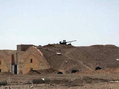 Hầm tr&aacute;nh bom v&agrave; s&uacute;ng m&aacute;y b&ecirc;n tr&ecirc;n tại căn cứ kh&ocirc;ng qu&acirc;n Palmyra sau cuộc chiến với IS