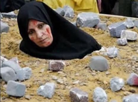 Một người phụ nữ bị khủng bố IS n&eacute;m đ&aacute; đến chết v&igrave; tội ngoại t&igrave;nh ở Syria 