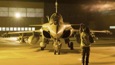 Tiêm kích Rafale của Pháp chuẩn bị xuất kích tấn công IS Tiêm kích Rafale của Pháp chuẩn bị xuất kích tấn công IS