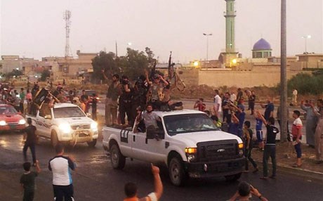 Khủng bố IS diễu h&agrave;nh tr&ecirc;n một đường phố ở th&agrave;nh phố Mosul của Iraq 