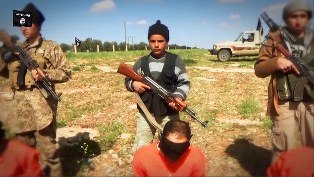 Khủng bố IS mới đăng tải video h&agrave;nh quyết 8 t&ugrave; nh&acirc;n người Syria