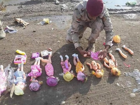 Lực lượng an ninh Iraq đ&atilde; ph&aacute;t hiện h&agrave;ng loạt b&uacute;p b&ecirc; nhồi thuốc nổ được Nh&agrave; nước Hồi gi&aacute;o (khủng bố IS) rải dọc đường