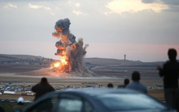 Kh&oacute;i lửa bốc l&ecirc;n tr&ecirc;n một ngọn đồi của thị trấn Kobani, Syria sau đợt kh&ocirc;ng k&iacute;ch