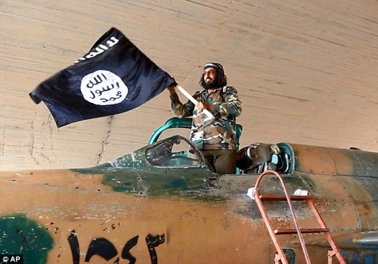 Tay s&uacute;ng thuộc tổ chức khủng bố IS phất cờ ở Raqqa
