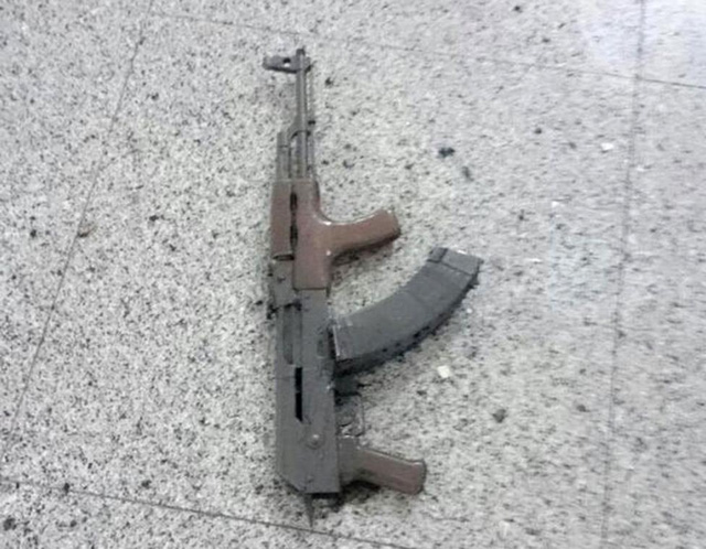 Một khẩu s&uacute;ng trường Kalashnikov đ&atilde; được t&igrave;m thấy tại hiện trường vụ khủng bố ở Thổ Nhĩ Kỳ