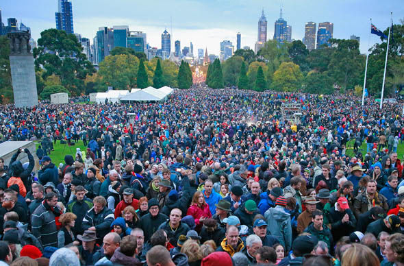 Ng&agrave;y Anzac tại Melbourne, ngày tưởng ni&ecirc;̣m những người hi sinh khi qu&acirc;n đ&ocirc;̣i Úc và New Zealand đ&ocirc;̉ b&ocirc;̣ vào Gallipoli, Th&ocirc;̉ Nhĩ Kỳ trong th&ecirc;́ chi&ecirc;́n I