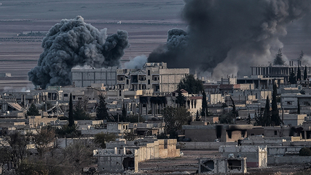 Kh&oacute;i đen bốc l&ecirc;n sau khi m&aacute;y bay kh&ocirc;ng k&iacute;ch phiến qu&acirc;n IS tại th&agrave;nh phố Kobane, Syria