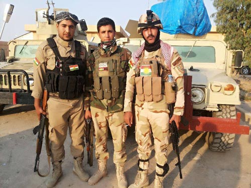 Lực lượng Peshmerga s&aacute;t c&aacute;nh c&ugrave;ng d&acirc;n qu&acirc;n người Kurd chiến đấu chống lại phiến qu&acirc;n IS
