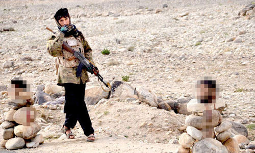 Một phiến qu&acirc;n Taliban đứng canh đầu các tay súng của t&ocirc;̉ chức khủng b&ocirc;́  IS