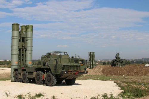 Hệ thống ph&ograve;ng thủ t&ecirc;n lửa S-400 của Nga tại căn cứ Hmeimim ở tỉnh duy&ecirc;n hải Latakia, Syria