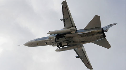 Một m&aacute;y bay n&eacute;m bom Su-24 cất c&aacute;nh từ s&acirc;n bay Latakia, Syria