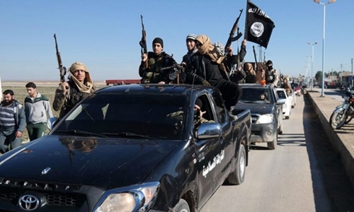 Đo&agrave;n xe chở phiến qu&acirc;n Nh&agrave; nước Hồi gi&aacute;o ( khủng bố IS)đi trong thị trấn Tel Abyad, đ&ocirc;ng bắc Syria, hồi th&aacute;ng 5