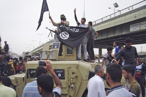 Phiến qu&acirc;n IS ăn mừng tr&ecirc;n một phương tiện qu&acirc;n sự của lực lượng an ninh Iraq ở Fallujah, th&agrave;nh phố gi&aacute;p Ramadi