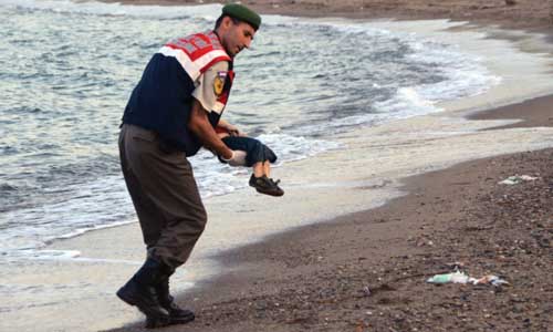 Thi thể b&eacute; trai người Kurd ở Syria dạt v&agrave;o bờ biển của Thổ Nhĩ Kỳ hồi đầu th&aacute;ng