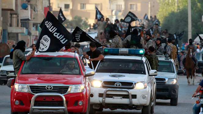 Khủng b&ocirc;́ IS bi&ecirc;̉u  dương lực lượng ở Raqqa, Syria năm 2014