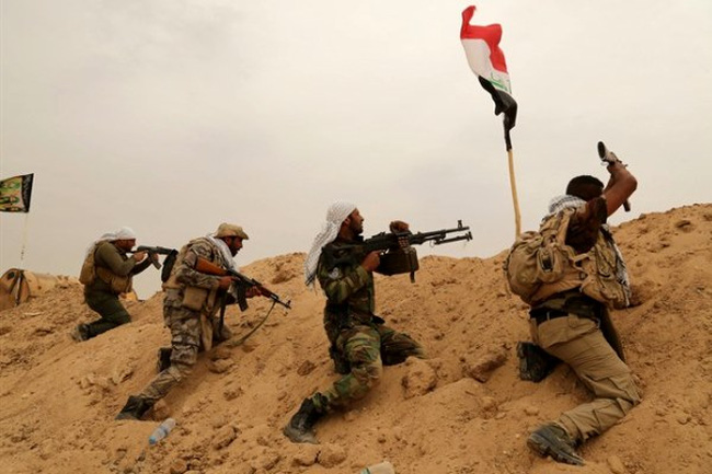 Qu&acirc;n đội Iraq v&agrave; d&acirc;n qu&acirc;n trong trận đối đầu với nhóm khủng b&ocirc;́ IS tại tỉnh Anbar