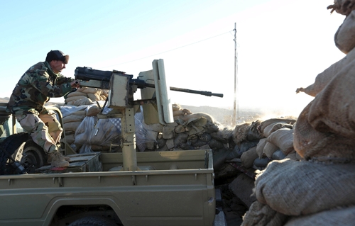 Một tay s&uacute;ng Peshmerga người Kurd n&atilde; đạn về ph&iacute;a phiến qu&acirc;n Nh&agrave; nước Hồi gi&aacute;o ở thị trấn Sinjar ng&agrave;y 12/11