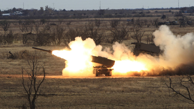 Hệ thống ph&aacute;o phản lực đa n&ograve;ng HIMARS của Mỹ trong một lần bắn thử