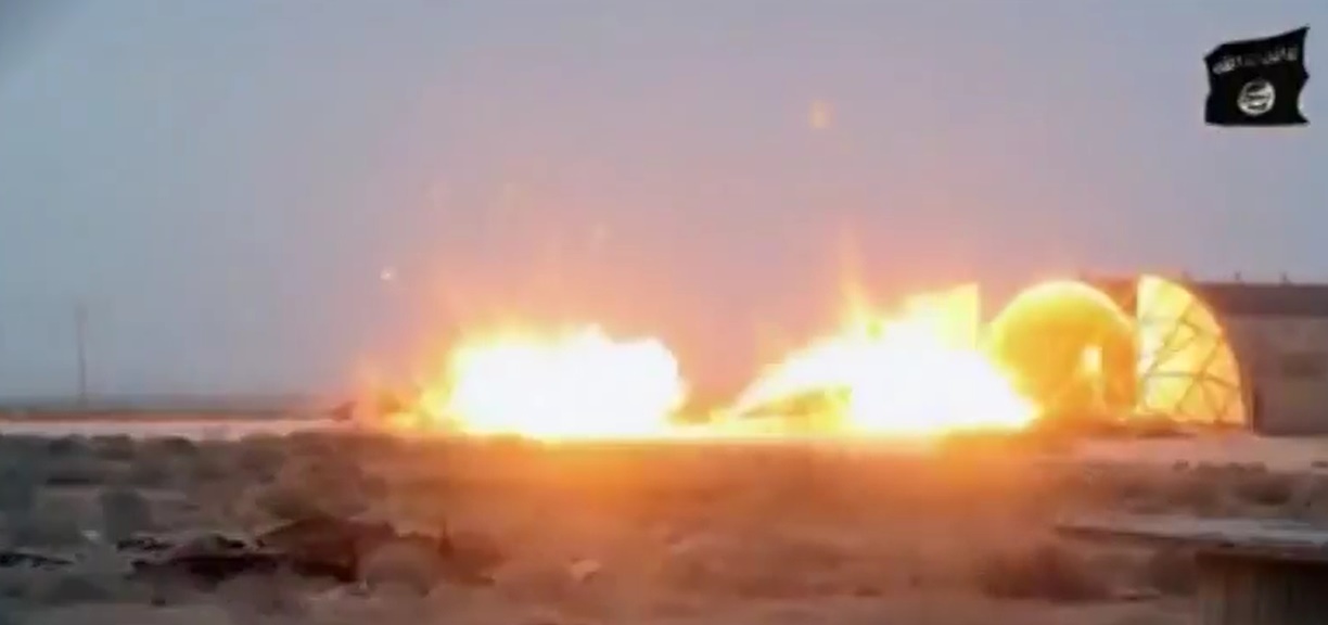 H&igrave;nh ảnh trong video cho thấy, khủng bố IS ph&aacute; hủy 2 m&aacute;y bay tại căn cứ qu&acirc;n sự ở Libya