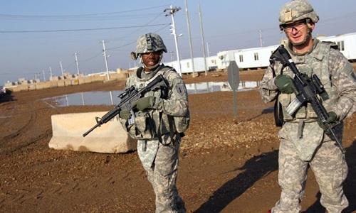 Binh sĩ Mỹ tuần tra tại căn cứ Taji, ph&iacute;a bắc thủ đ&ocirc; Baghdad, Iraq