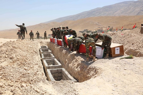 Lực lượng Peshmerga người Kurd h&ocirc;m qua đưa quan t&agrave;i chứa thi thể người Yazidi bị khủng bố IS s&aacute;t hại đi ch&ocirc;n cất