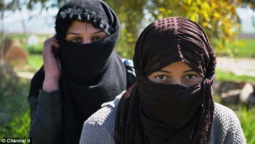 Hai c&ocirc; g&aacute;i người Yazidi tho&aacute;t khỏi b&agrave;n tay của khủng bố IS để tới được trại tị nạn ở Iraq. Ảnh: DM