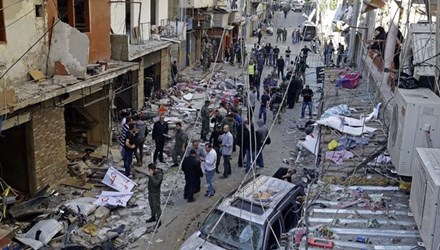 Quang cảnh tan hoang ở thủ đ&ocirc; Beirut sau vụ đ&aacute;nh bom k&eacute;p kinh ho&agrave;ng do t&ocirc;̉ chức khủng b&ocirc;́ IS thực hi&ecirc;̣n 