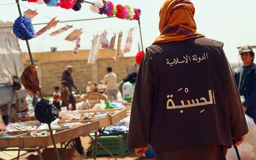Một ph&oacute; cảnh s&aacute;t của IS đang tuần tra trong khu chợ tại Raqqa