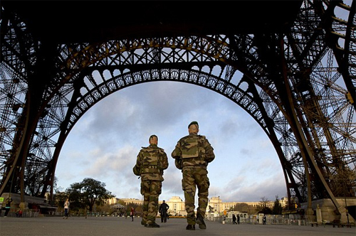 Binh l&iacute;nh Ph&aacute;p canh giữ ph&iacute;a dưới th&aacute;p Eiffel h&ocirc;m chủ nhật vừa qua