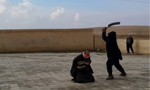 Khủng bố IS chuẩn bị h&agrave;nh quyết một người đ&agrave;n &ocirc;ng ở Syria v&igrave; b&aacute;ng bổ thần th&aacute;nh