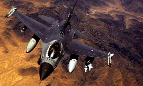 Chiến đấu cơ F-16 của H&agrave; Lan l&acirc;̀n đ&acirc;̀u kh&ocirc;ng kích khủng b&ocirc;́ IS tại Syria 