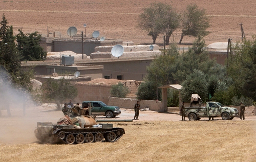 C&aacute;c đơn vị Bảo vệ Người d&acirc;n (YPG) tập trung tại hướng đ&ocirc;ng thị trấn Tel Abyad, tỉnh Raqqa