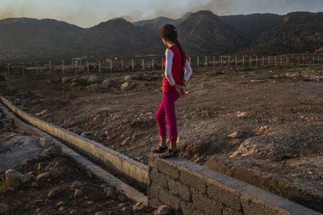 Một b&eacute; g&aacute;i người Yazidi
