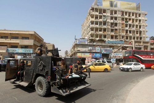 Lực lượng an ninh Iraq tuần tra ph&iacute;a ngo&agrave;i chợ Shorja, trung t&acirc;m Baghdad, h&ocirc;m 16/7