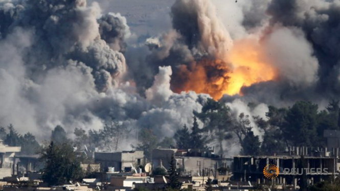 Thị trấn Kobani, Syria gần bi&ecirc;n giới Thổ Nhĩ Kỳ ch&igrave;m trong biển lửa sau một cuộc kh&ocirc;ng k&iacute;ch