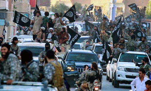 C&aacute;c tay s&uacute;ng t&ocirc;̉ chức khủng b&ocirc;́ IS diễu h&agrave;nh tr&ecirc;n đường phố Raqqa, Syria